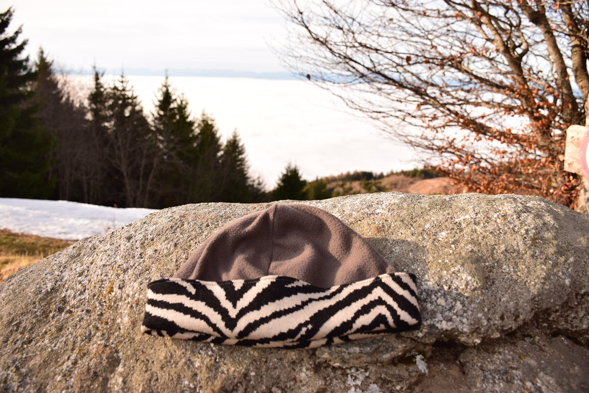 Bonnet polaire marron et coté zebre reversible pour l'hiver