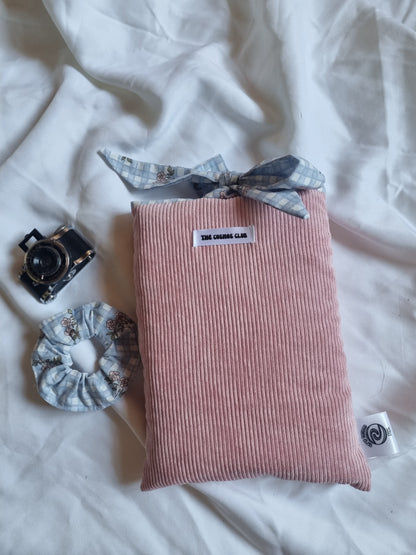 Housse de protection de livre format poche broché et hardcover exterieur vieux rose et interieur bleu avec des fleurs