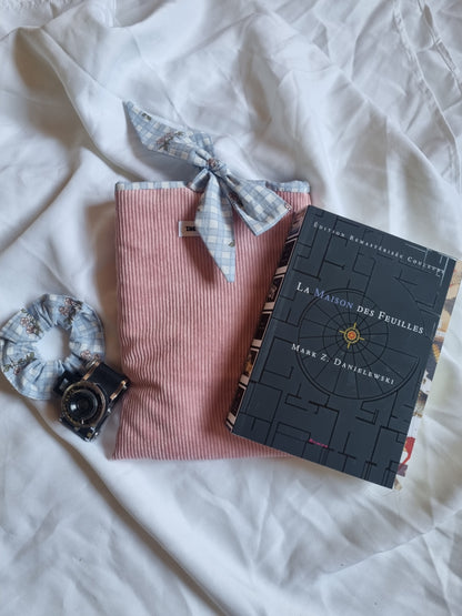 Housse de protection de livre format poche broché et hardcover exterieur vieux rose et interieur bleu avec des fleurs