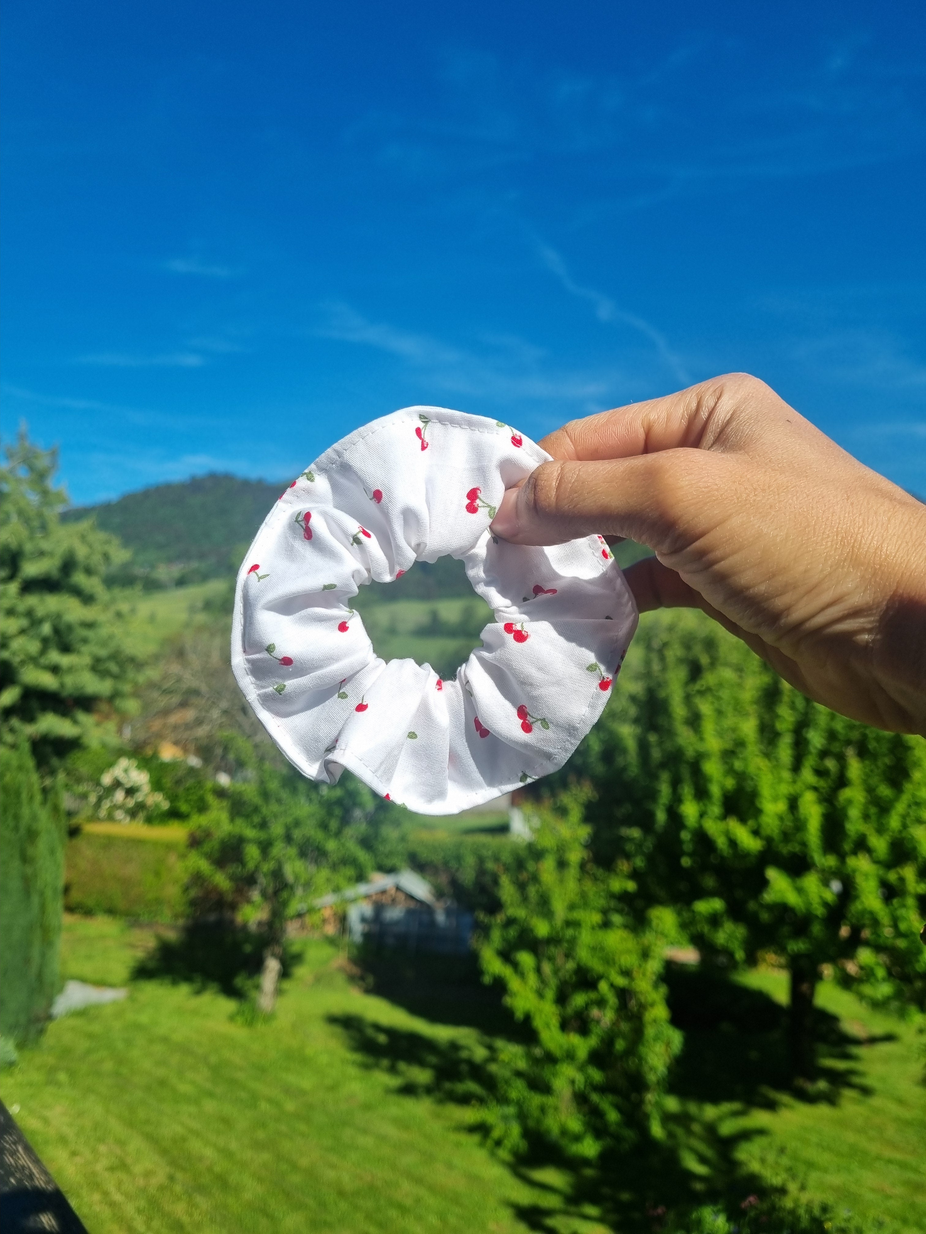 Scrunchie blanc avec cerises rouges / chouchou cheuveux 