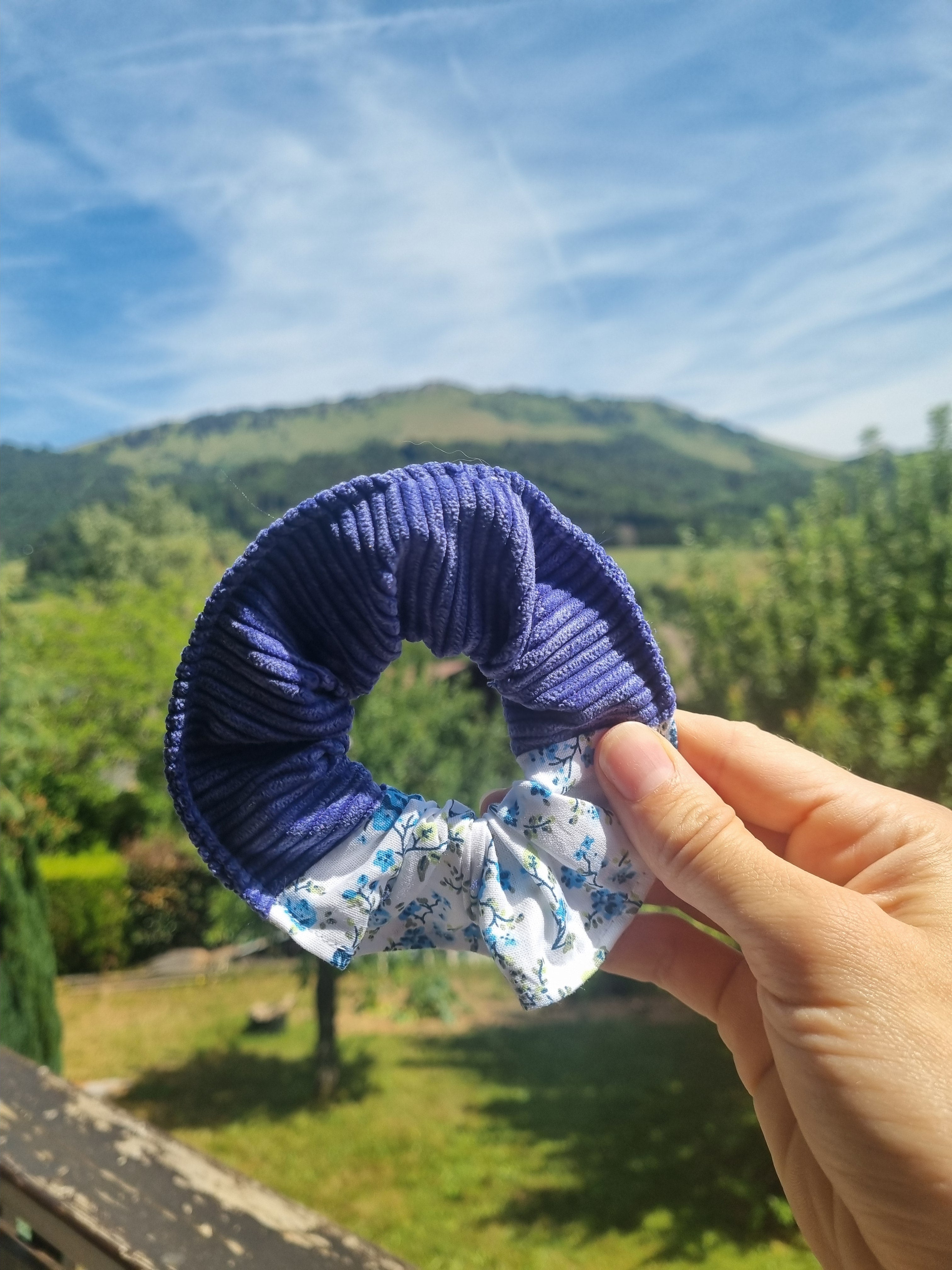 scrunchie cheveux accessoire gros chouchou attache scrunchie patchwork velours cotele bleu fleurs bleues