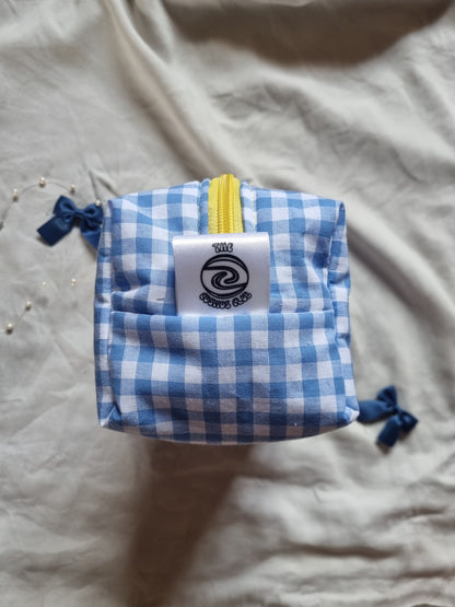 Trousse vichy bleue de côté fermeture jaune etiquette the cosmos club