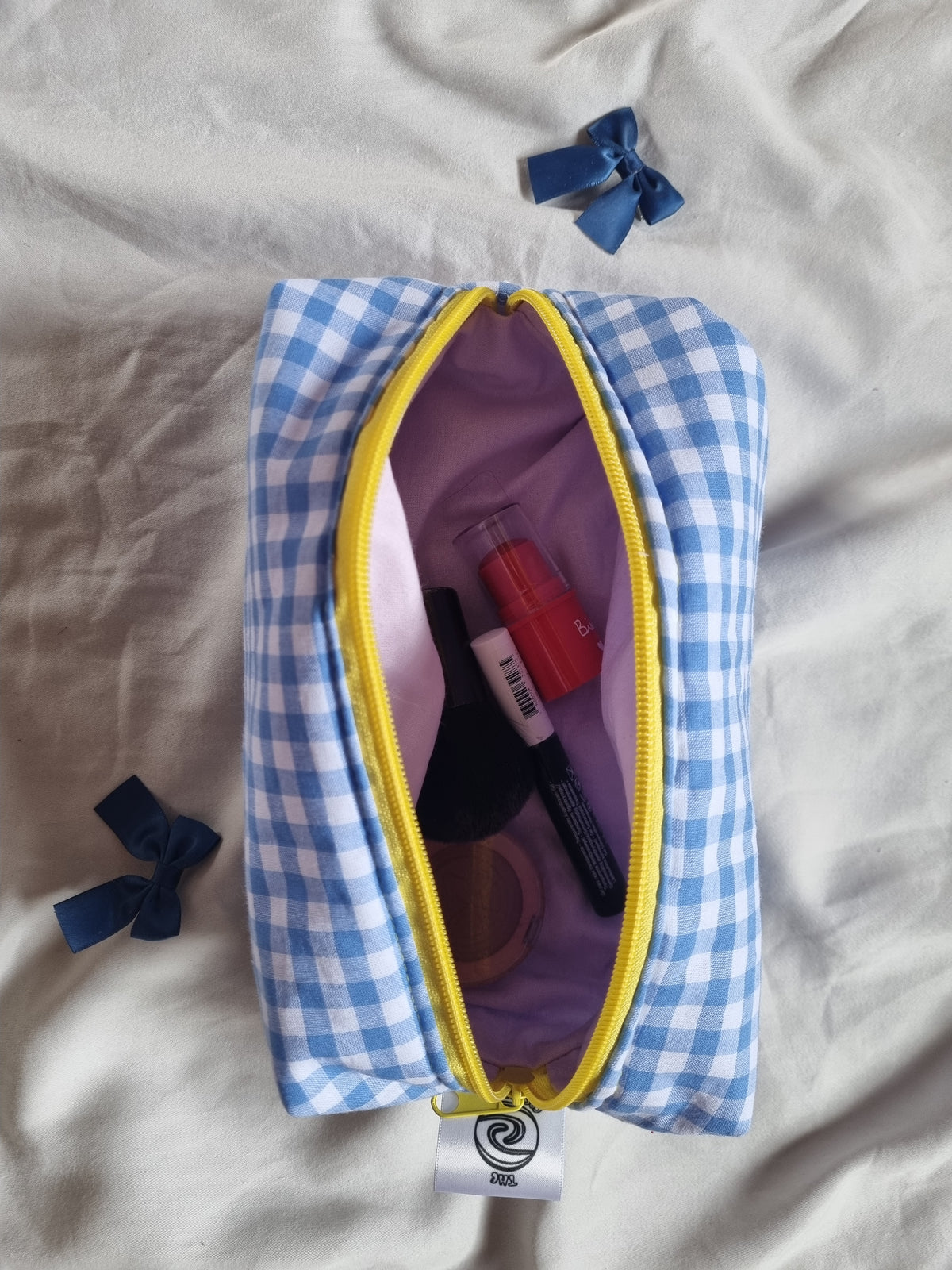 trousse vichy bleue fermeture éclaire jaune intérieur lila pour mettre maquillage ou autres accessoires