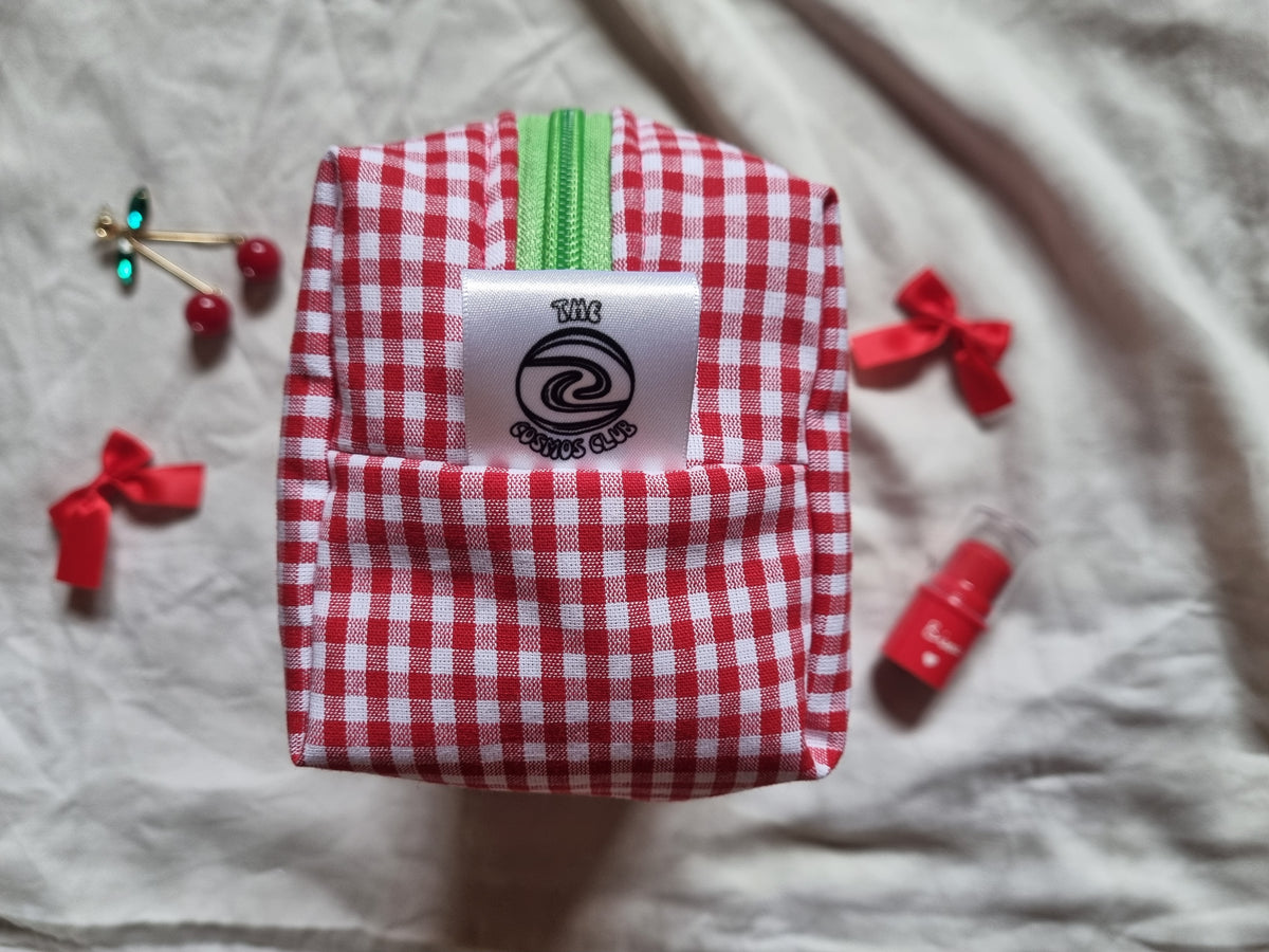 Trousse vichy rouge motif cerises avec fermeture éclaire verte 