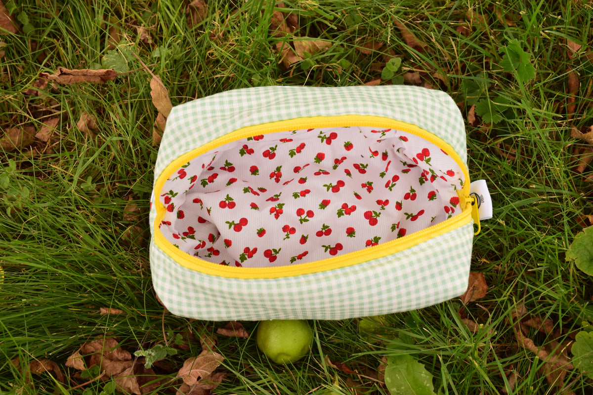 trousse vichy vert menthe fermeture jaune interieur cerises resistante rembourrée et fermeture éclaire résistante possible a la personnalisation idéal cadeau 