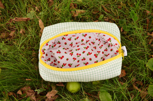 trousse vichy vert menthe fermeture jaune interieur cerises resistante rembourrée et fermeture éclaire résistante possible a la personnalisation idéal cadeau 