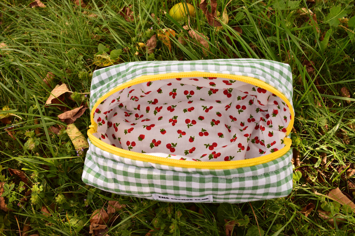 trousse vichy verte  fermeture jaune interieur cerises resistante rembourrée et fermeture éclaire résistante possible a la personnalisation idéal cadeau 