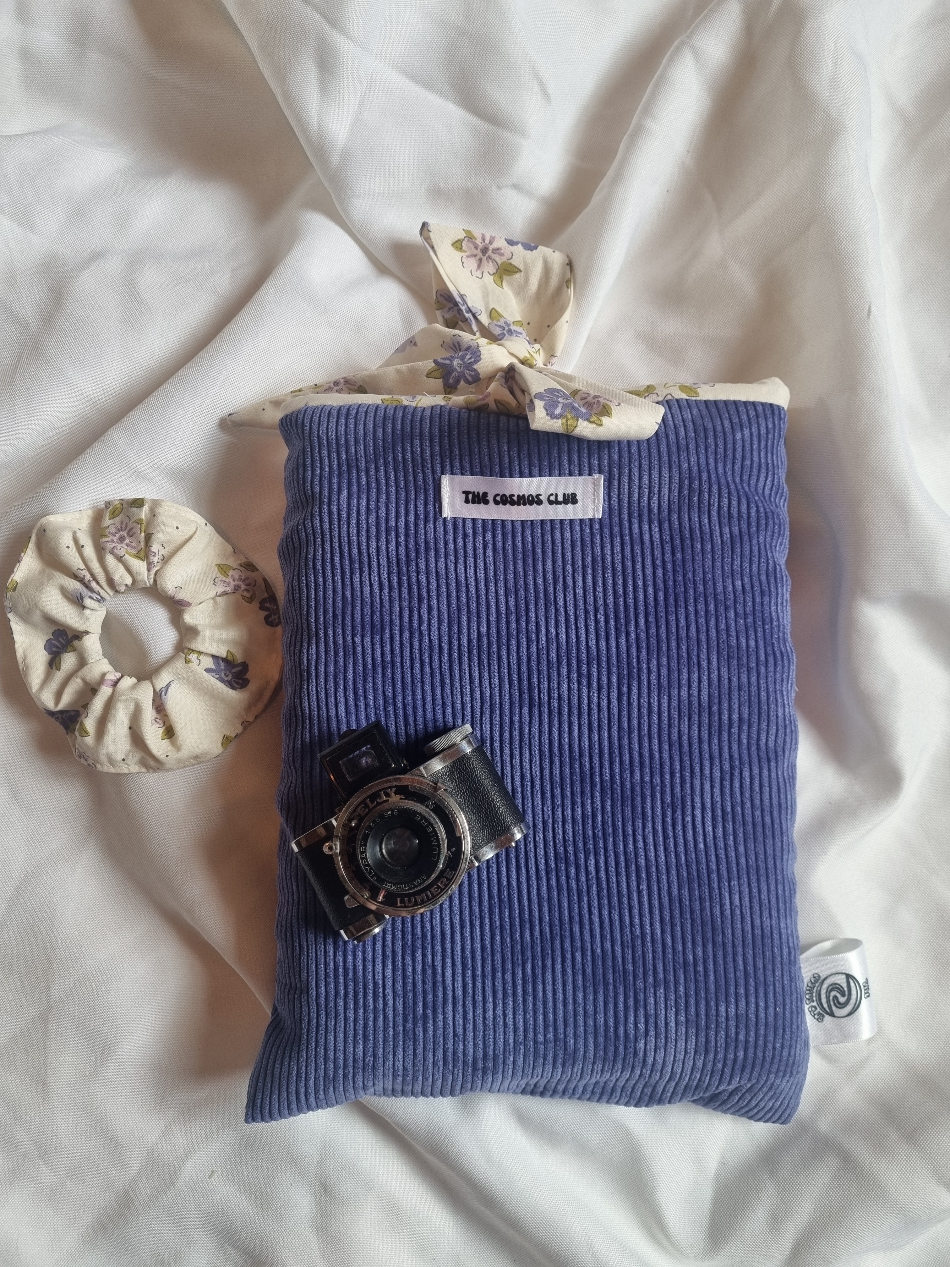 Housse de protection de livre format poche broché et hardcover exterieur bleue et interieur blanc avec fleurs et oiseaux
