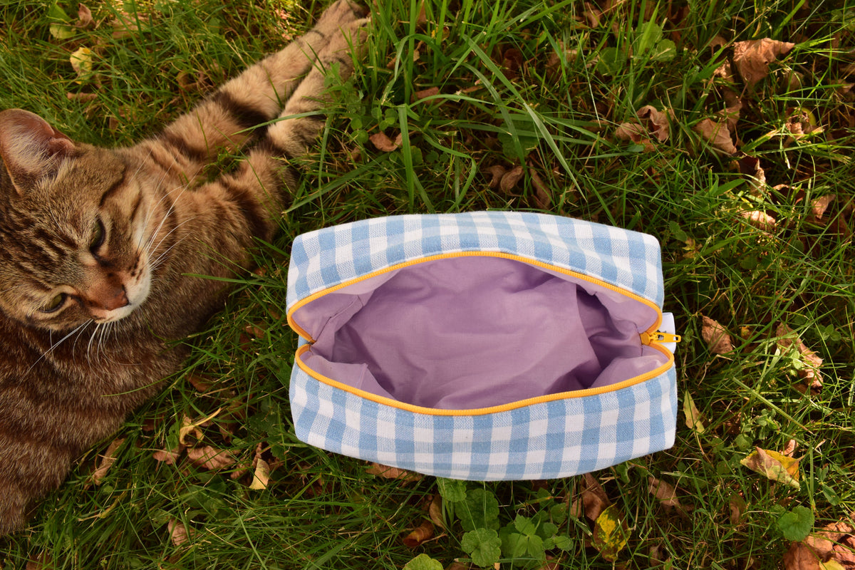 trousse vichy bleue fermeture jaune interieur lilas resistante rembourrée et fermeture éclaire résistante YKK possible a la personnalisation idéal cadeau 