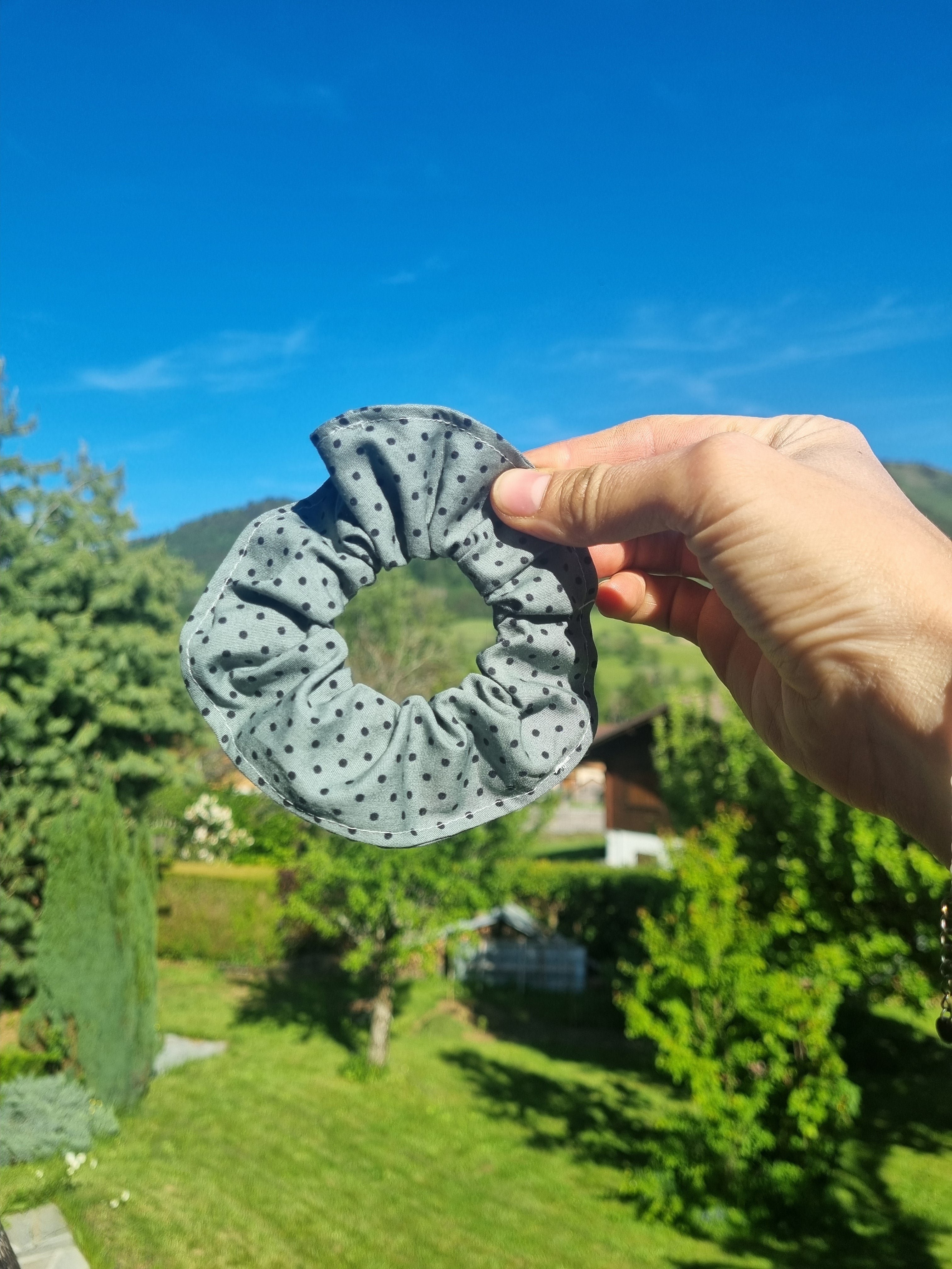 Scrunchie vert à pois