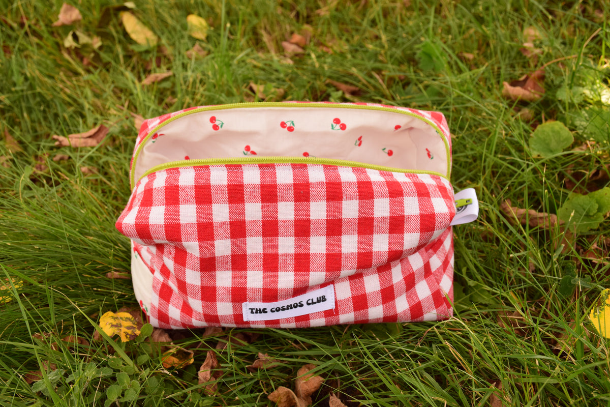 trousse vichy rouge fermeture vert pomme interieur cerises resistante rembourrée et fermeture éclaire résistante YKK possible a la personnalisation idéal cadeau 