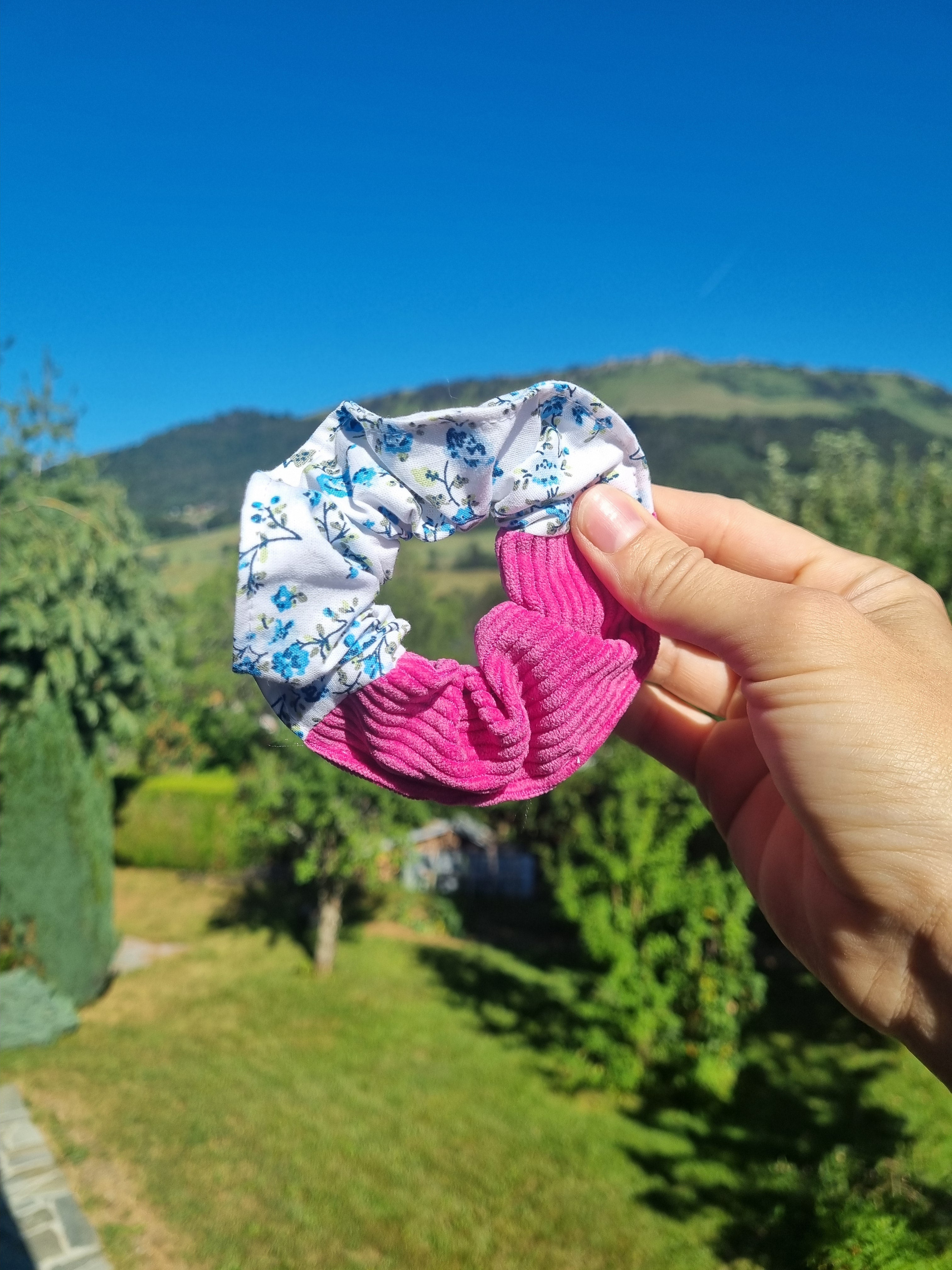 scrunchie cheveux accessoire gros chouchou attache framboise fleurs bleues