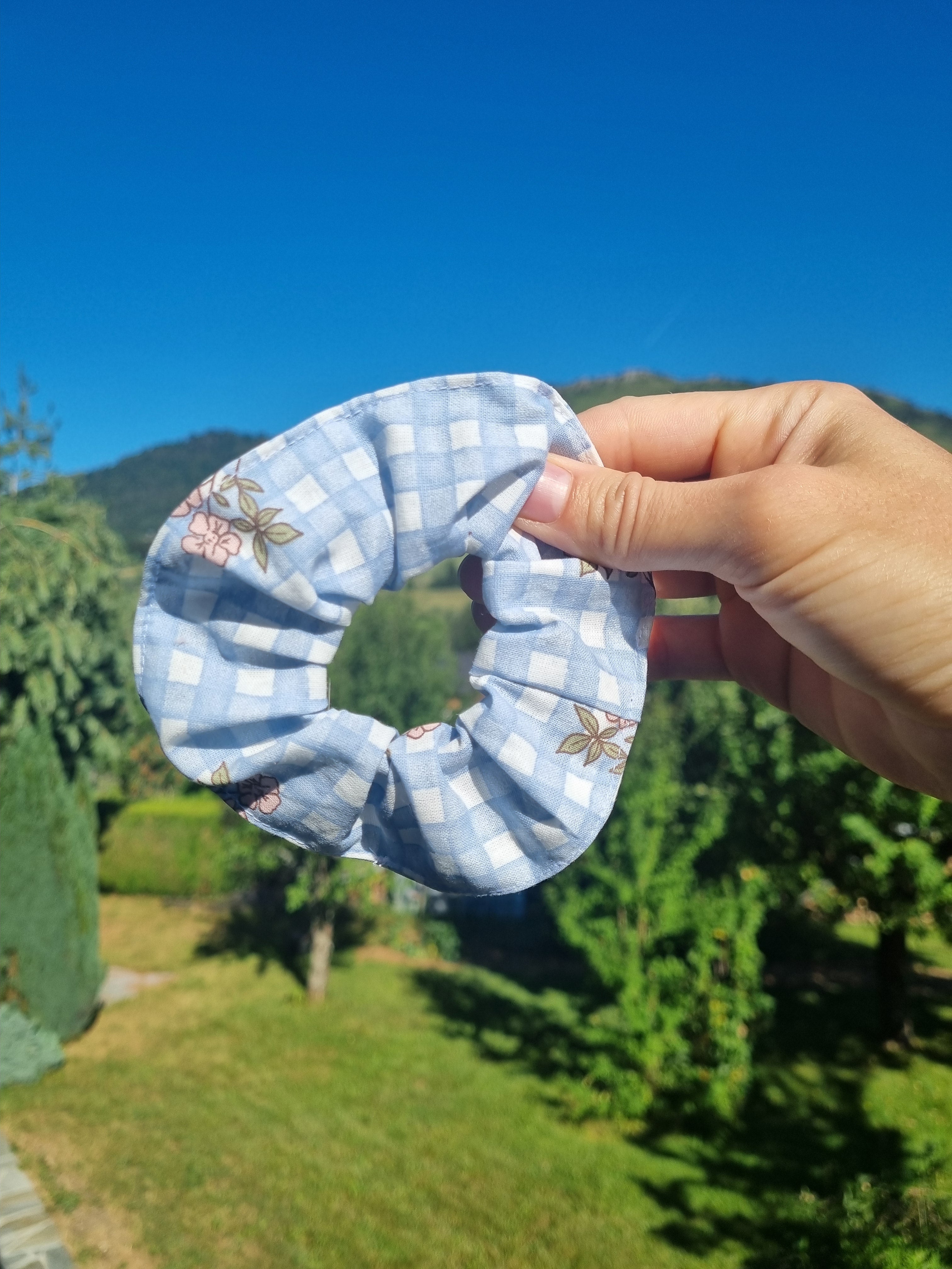 scrunchie cheveux accessoire gros chouchou attache bleu a carreau fleurs roses