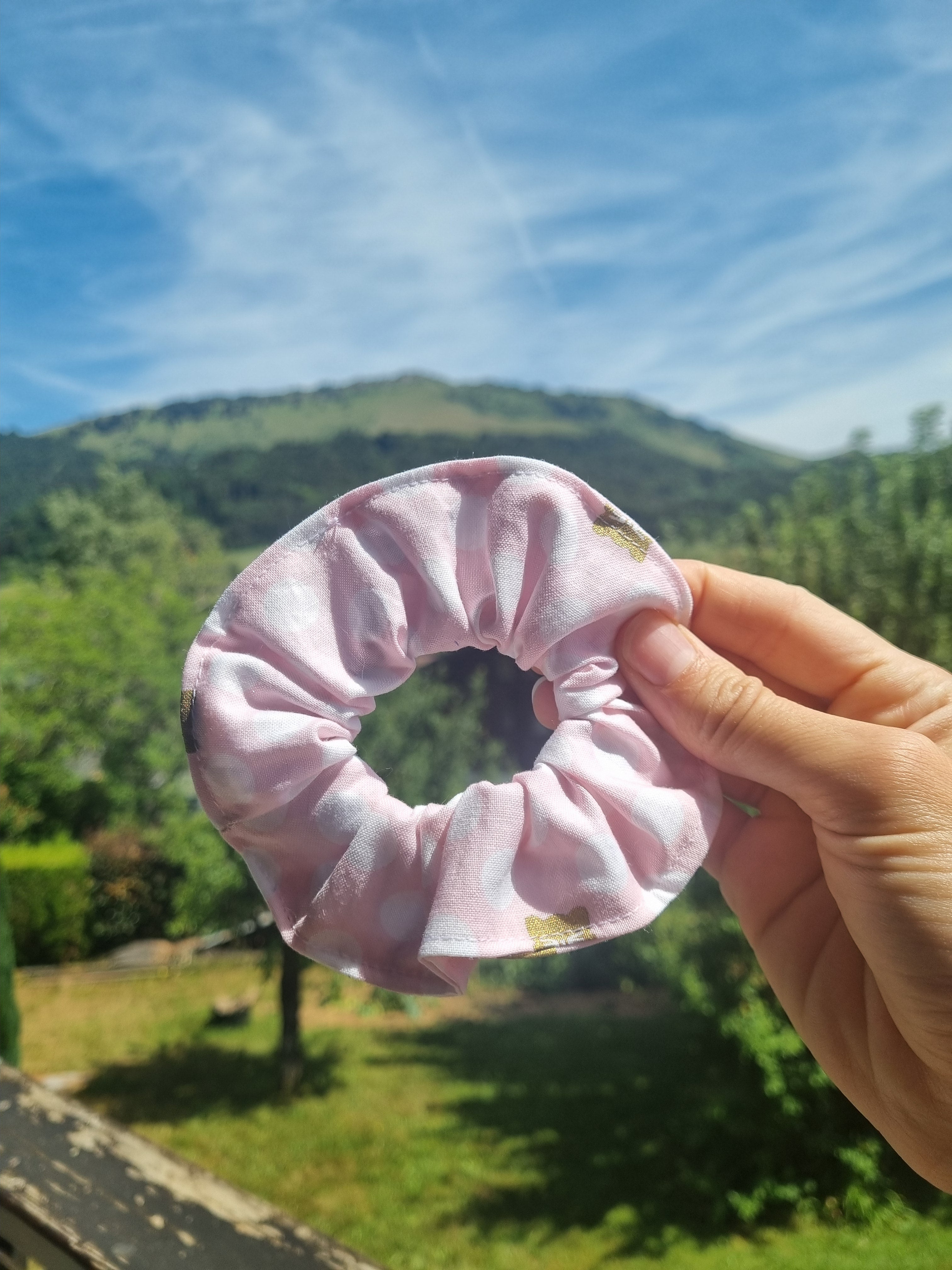 scrunchie cheveux accessoire gros chouchou attache chat doré pois blancs