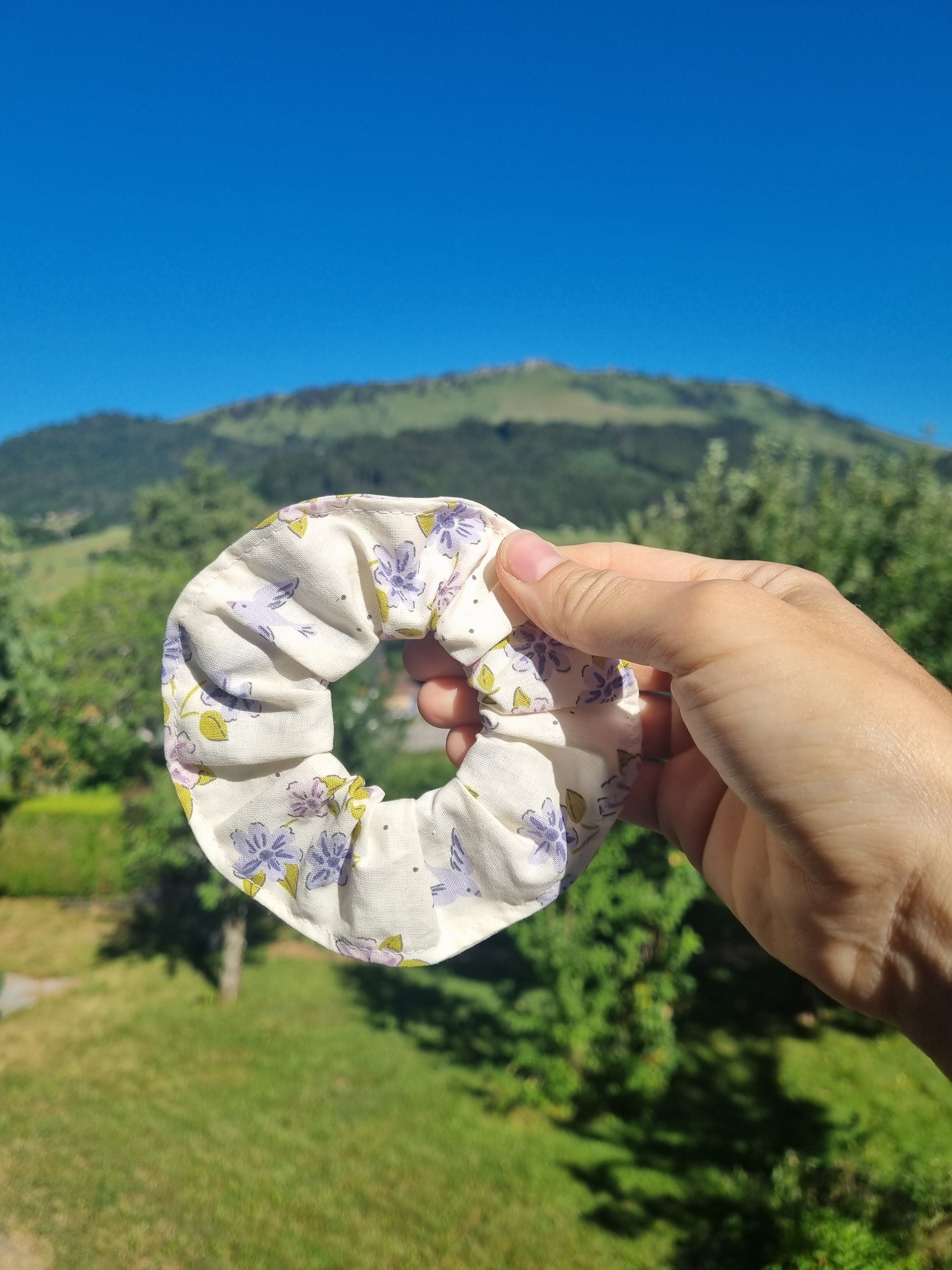 scrunchie cheveux accessoire gros chouchou attache fleurs et oiseaux