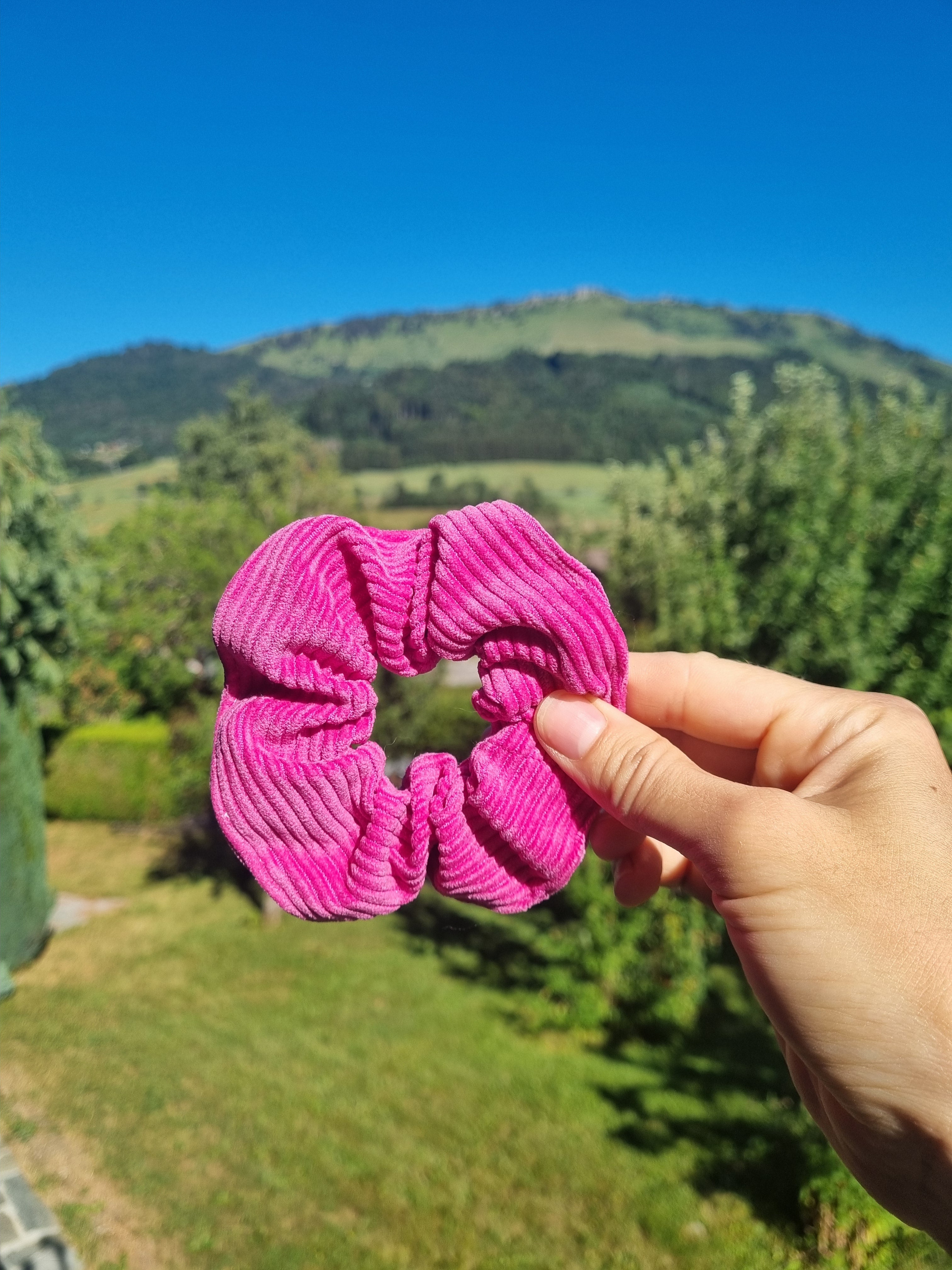 scrunchie cheveux accessoire gros chouchou attache velours cotele framboise rose