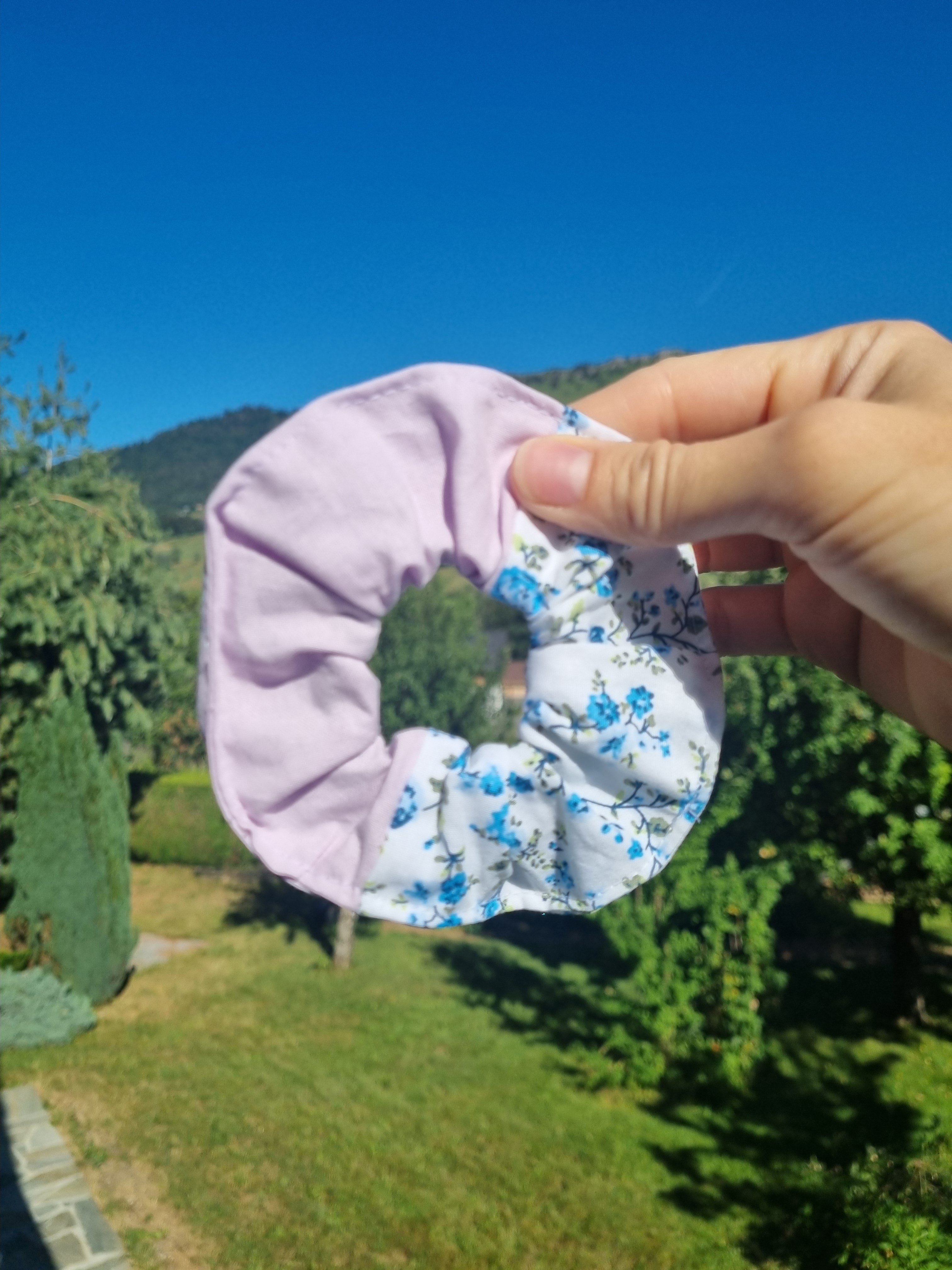 scrunchie cheveux accessoire gros chouchou attache lilas fleurs bleues