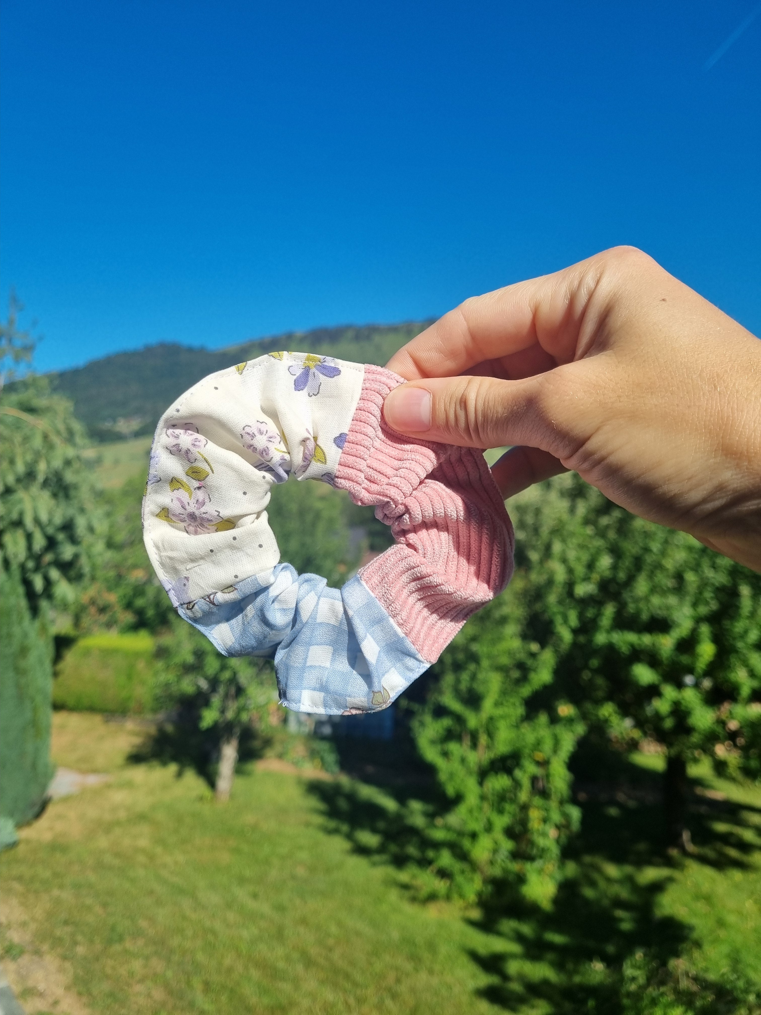 scrunchie cheveux accessoire gros chouchou attache patchwork velours cotele rose vichy bleu et fleurs 