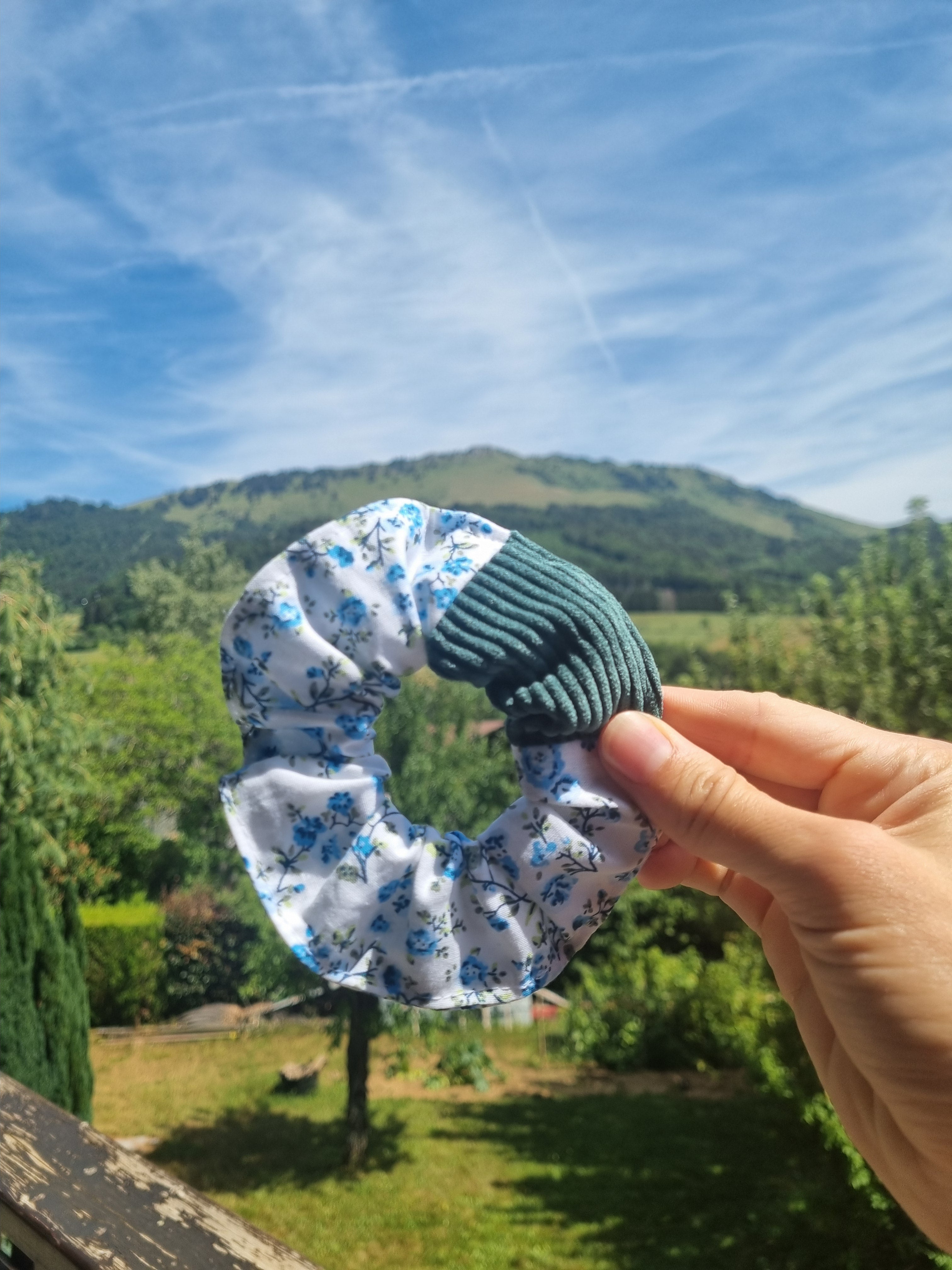 scrunchie cheveux accessoire gros chouchou attache scrunchie patchwork velours cotele vert et fleurs bleues