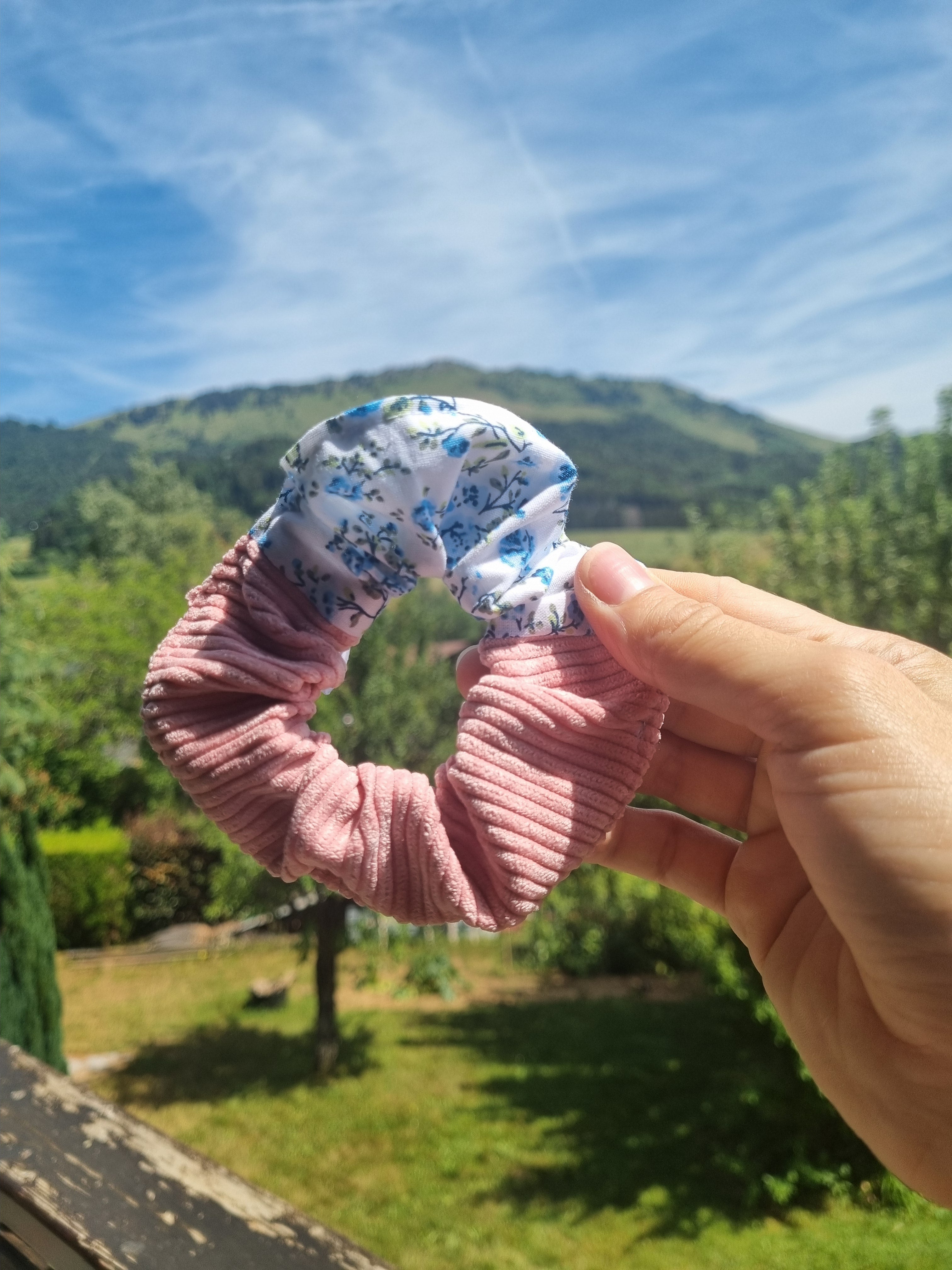 scrunchie cheveux accessoire gros chouchou attache scrunchie patchwork velours cotele vieux rose fleurs bleues