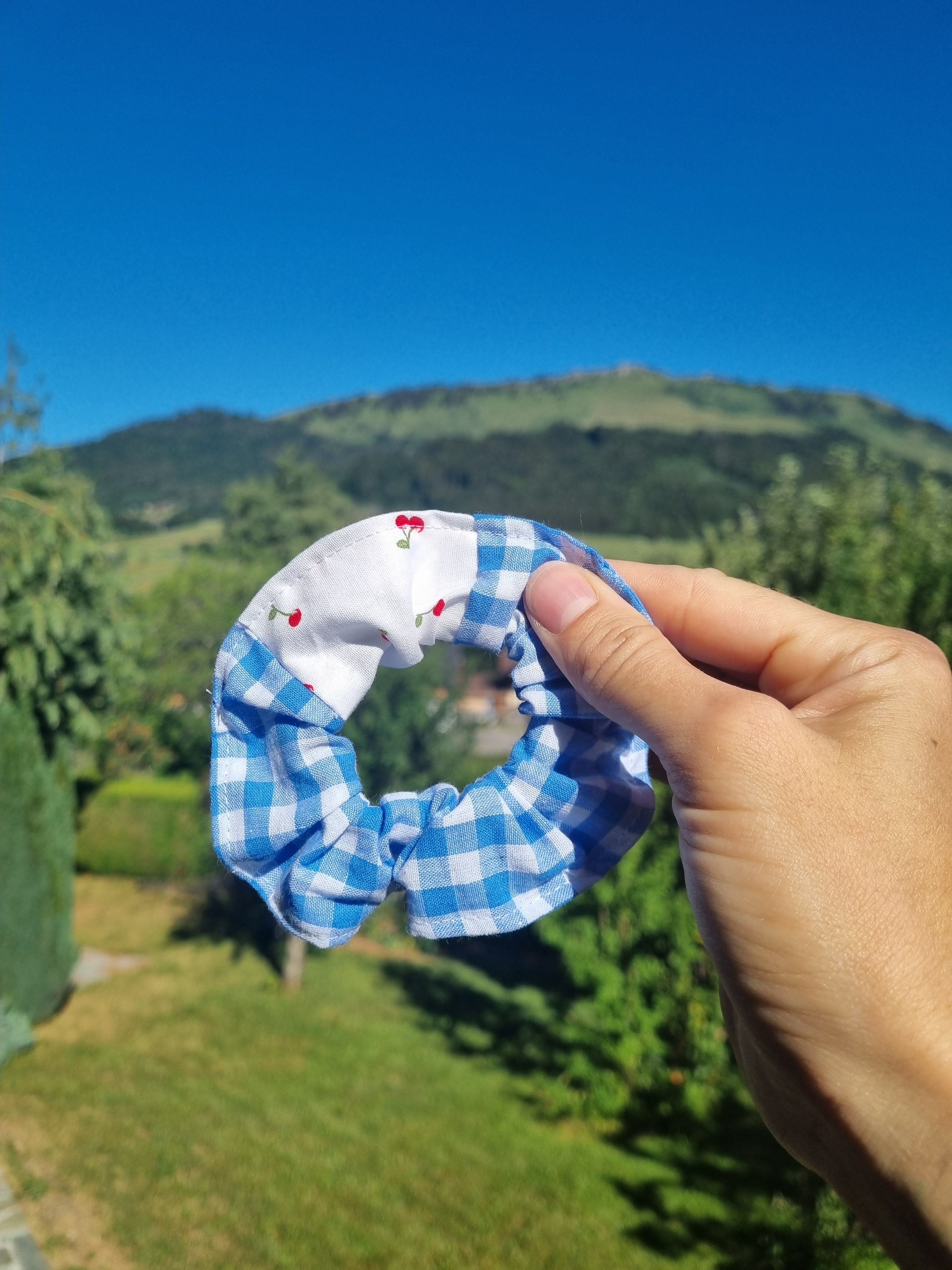 scrunchie cheveux accessoire gros chouchou attache vichy bleu cerises