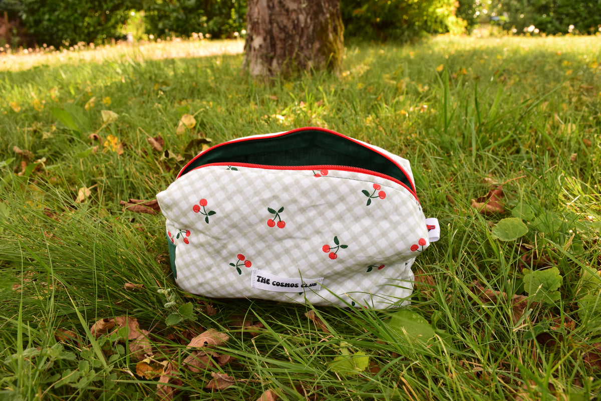 trousse vichy verte avec cerises fermeture rouge interieur vert sapin resistante rembourrée et fermeture éclaire résistante YKK possible a la personnalisation idéal cadeau 