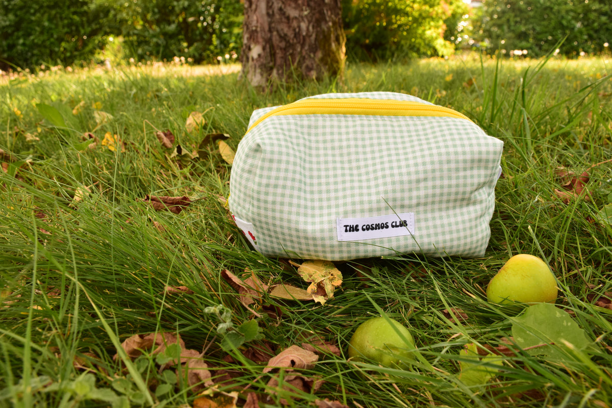 trousse vichy vert menthe fermeture jaune interieur cerises resistante rembourrée et fermeture éclaire résistante possible a la personnalisation idéal cadeau 