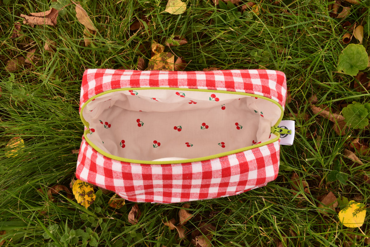 trousse vichy rouge fermeture vert pomme interieur cerises resistante rembourrée et fermeture éclaire résistante YKK possible a la personnalisation idéal cadeau 