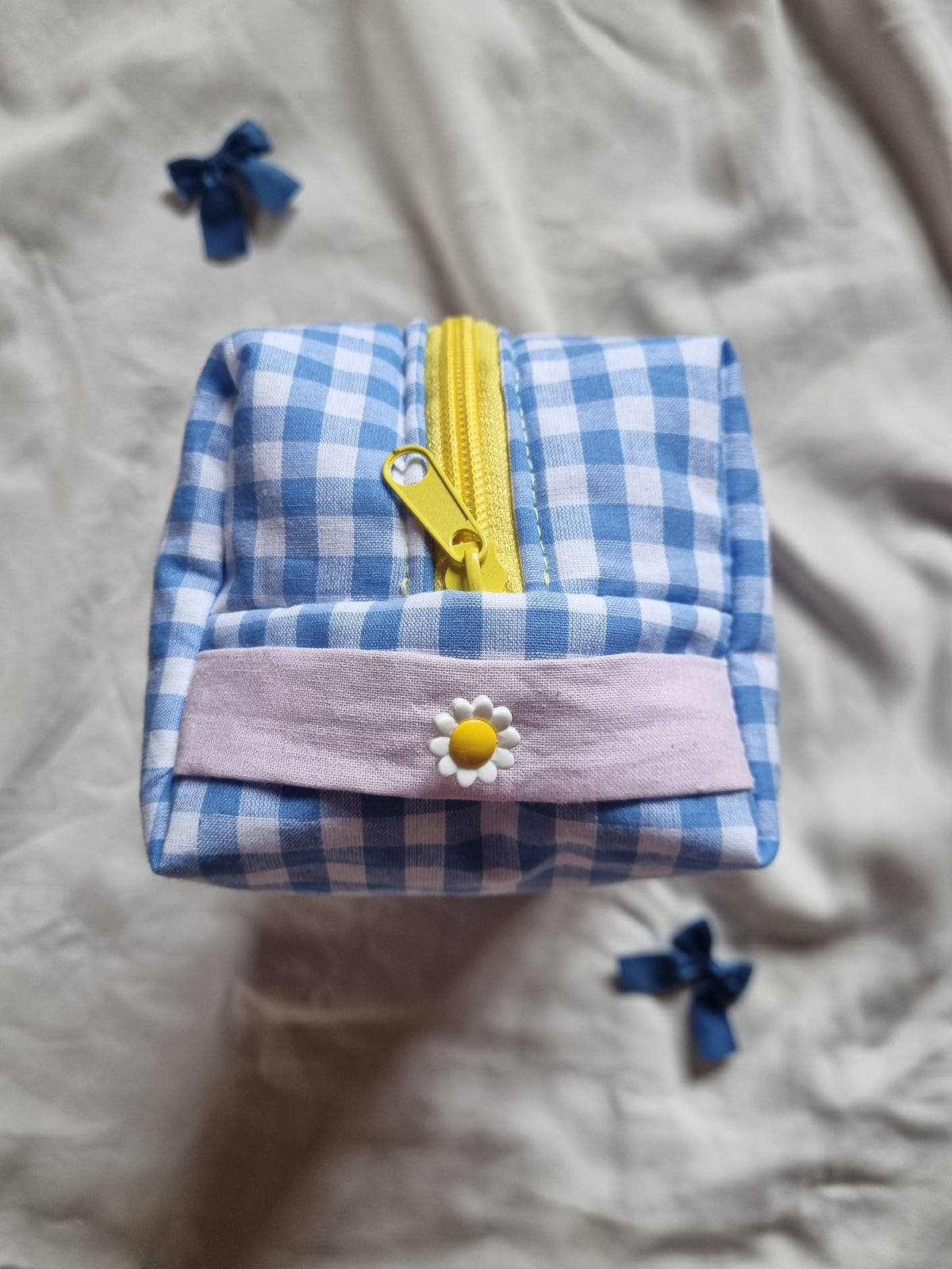 trousse vichy bleue fermeture éclaire jaune intérieur lila avec bouton marguerite idéal cadeau