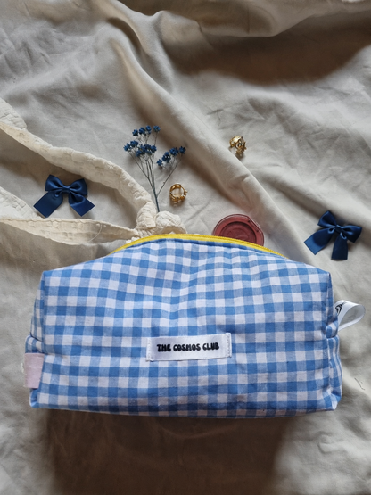 trousse vichy bleue fermeture éclaire jaune intérieur lila avec bouton marguerite idéal cadeau
