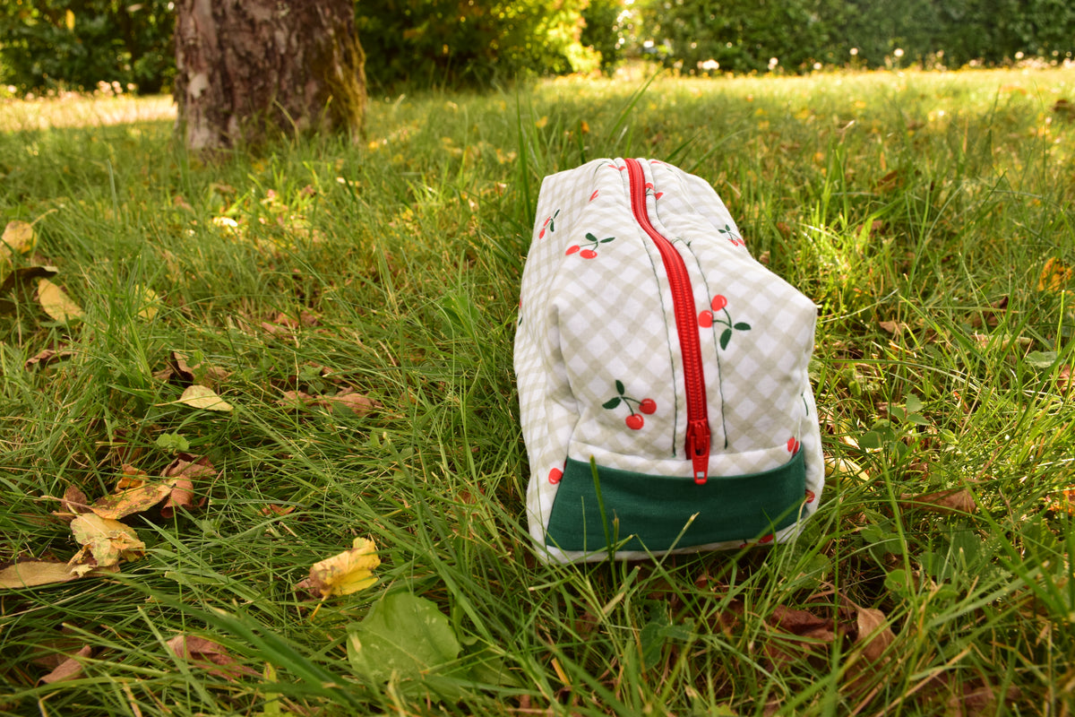 trousse vichy verte avec cerises fermeture rouge interieur vert sapin resistante rembourrée et fermeture éclaire résistante YKK possible a la personnalisation idéal cadeau 