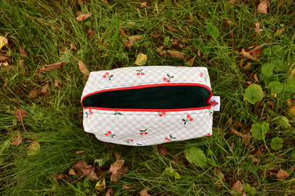 trousse vichy verte avec cerises fermeture rouge interieur vert sapin resistante rembourrée et fermeture éclaire résistante YKK possible a la personnalisation idéal cadeau 