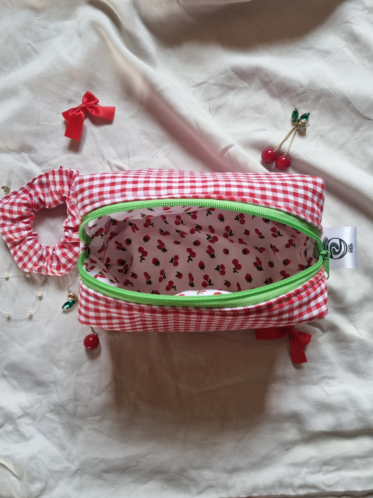 Trousse vichy rouge motif cerises avec fermeture éclaire verte idéal cadeau
