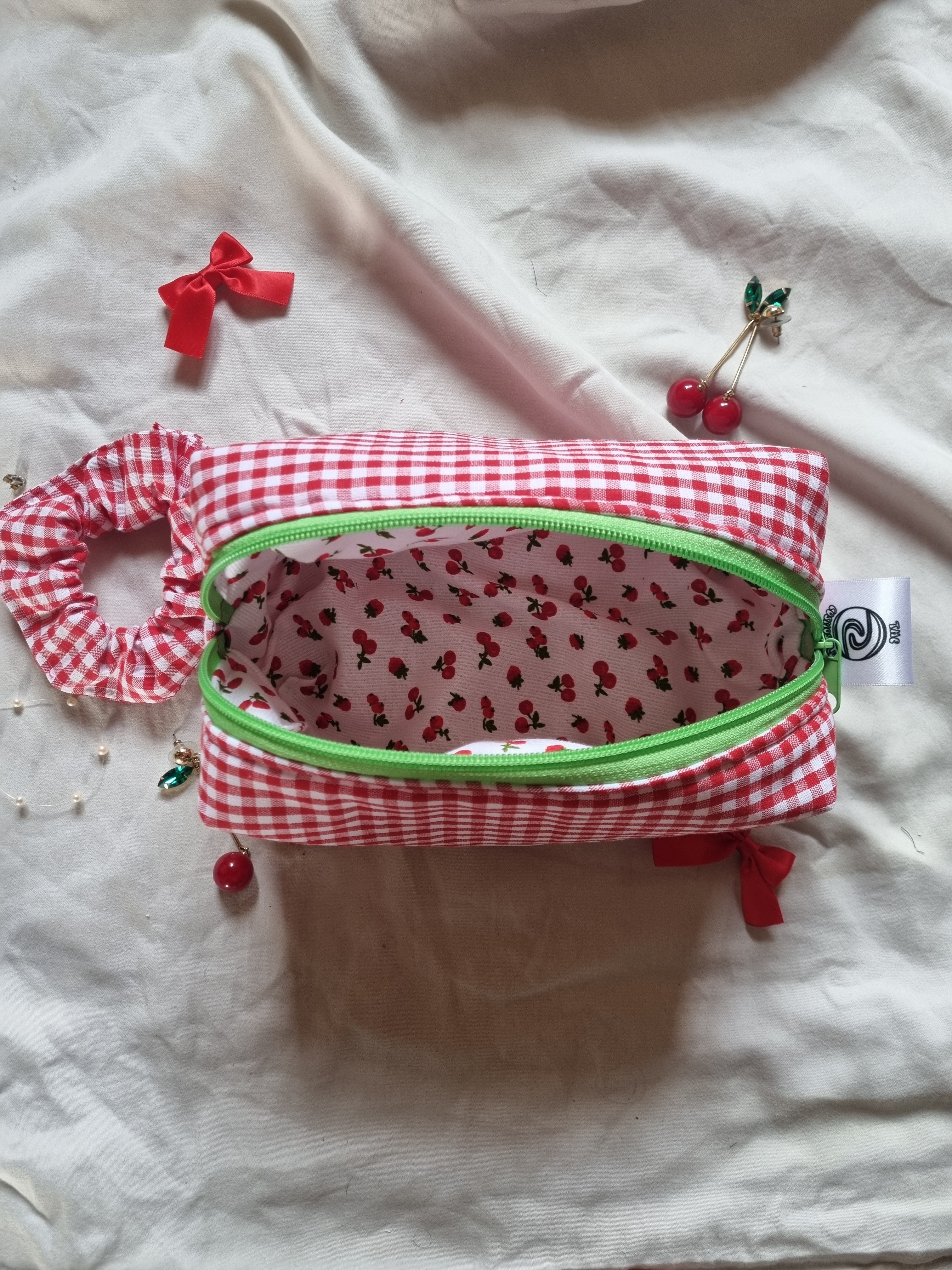 Trousse vichy rouge motif cerises avec fermeture éclaire verte idéal cadeau