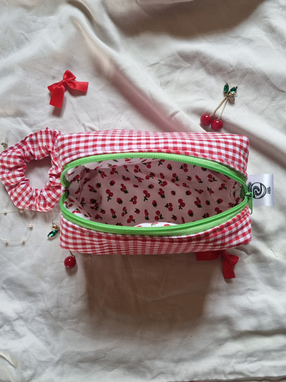 Trousse vichy rouge motif cerises avec fermeture éclaire verte idéal cadeau
