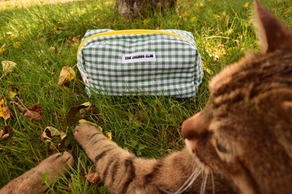 trousse vichy verte fermeture jaune interieur cerises resistante rembourrée et fermeture éclaire résistante  possible a la personnalisation idéal cadeau 