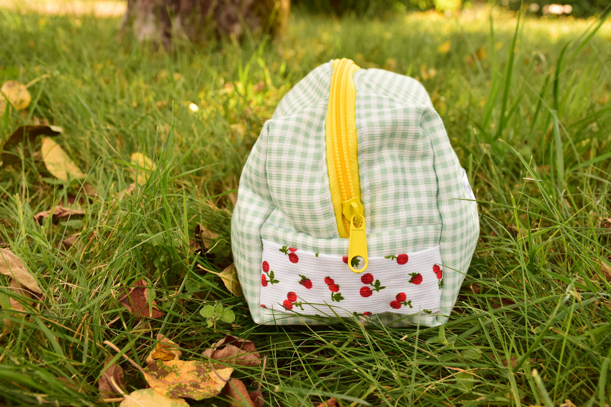 trousse vichy vert menthe fermeture jaune interieur cerises resistante rembourrée et fermeture éclaire résistante possible a la personnalisation idéal cadeau 