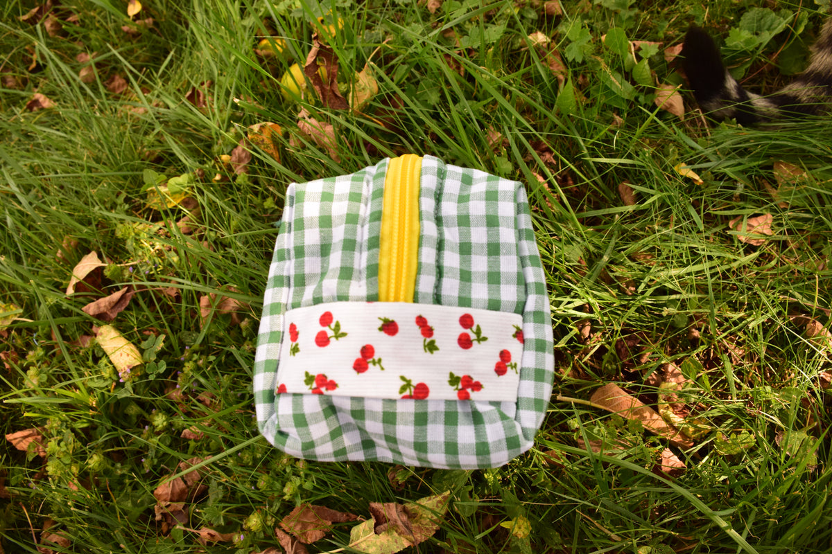 trousse vichy rouge fermeture vert pomme interieur cerises resistante rembourrée et fermeture éclaire résistante YKK possible a la personnalisation idéal cadeau 